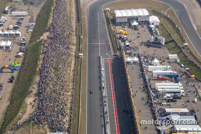 Vista general del circuito de Zandvoort con Max Verstappen, Red Bull Racing RB7