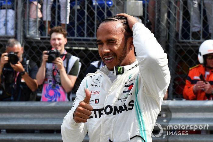 Lewis Hamilton, Mercedes AMG F1, celebra la pole después de la sesión clasificatoria
 