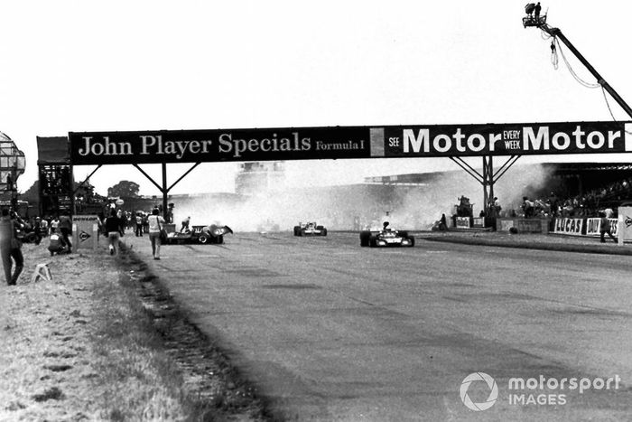 Jody Scheckter, el McLaren M23 causa el choque en el inicio del Gran Premio de Gran Bretaña que llevó a la lesión de Andrea De Adamich
