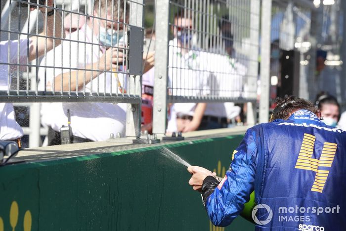 Podio: tercer lugar Lando Norris, McLaren celebra