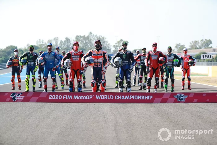 Foto de familia de los pilotos de MotoGP 2020
