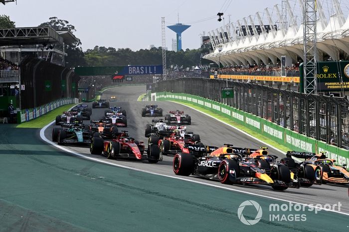 Max Verstappen, Red Bull Racing RB18, Sergio Pérez, Red Bull Racing RB18, Lando Norris, McLaren MCL36, Charles Leclerc, Ferrari F1-75, Carlos Sainz, Ferrari F1-75, el resto  en la salida