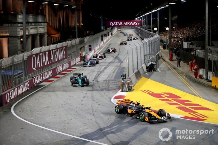 Lando Norris, McLaren MCL60, Fernando Alonso, Aston Martin AMR23, Esteban Ocon, Alpine A523