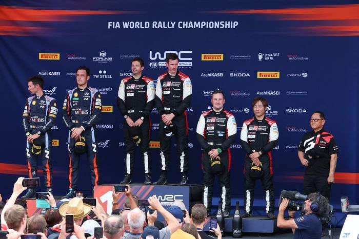 Podio: Ganadores Elfyn Evans, Scott Martin, Toyota Gazoo Racing WRT Toyota GR Yaris Rally1, segundo lugar Thierry Neuville, Martijn Wydaeghe, Hyundai World Rally Team Hyundai i20 N Rally1, tercer lugar Takamoto Katsuta, Aaron Johnston, Toyota Gazoo Racing