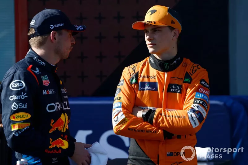 Max Verstappen, Red Bull Racing, Oscar Piastri, McLaren F1 Team, parlent au Parc Ferme après les qualifications
