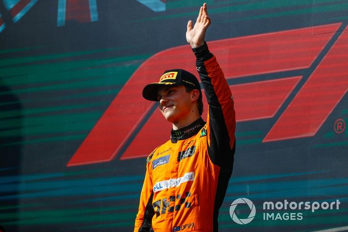 Oscar Piastri, McLaren F1 Team, 1ª posición, celebra en el podio