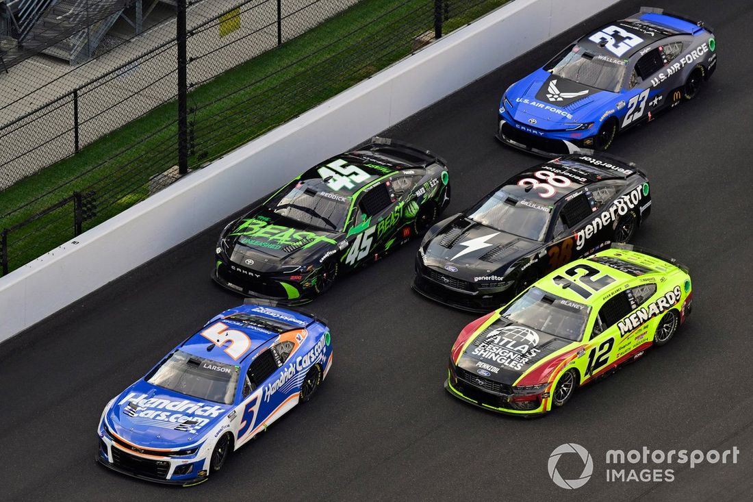 Kyle Larson, Hendrick Motorsports, HendrickCars.com Chevrolet Camaro bandera roja
