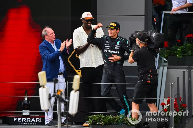 Pascal Siakam, joueur NBA des Indiana Pacers, Hans Zimmer, compositeur et producteur de musique, accueillent George Russell, Mercedes-AMG F1 Team, 1ère position, sur le podium.