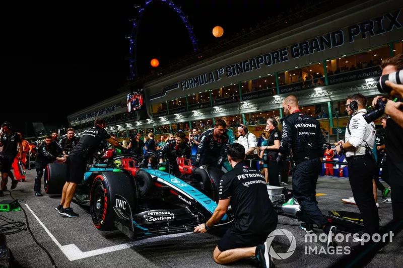 Lewis Hamilton, Mercedes F1 W15, sur la grille de départ