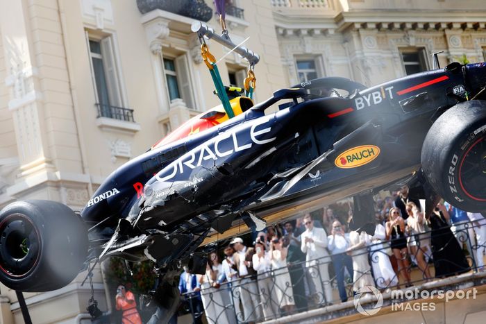 Los comisarios retiran el coche de Sergio Pérez, Red Bull Racing RB20, del circuito tras un accidente en la primera vuelta.