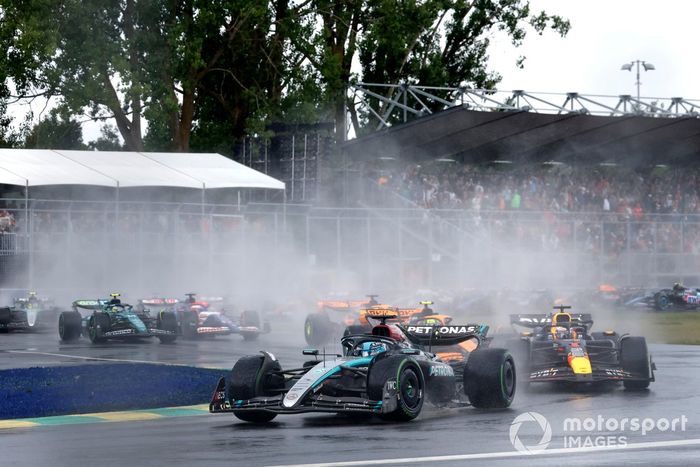 George Russell, Mercedes F1 W15, Max Verstappen, Red Bull Racing RB20, Lando Norris, McLaren MCL38, Oscar Piastri, McLaren MCL38, el resto de la parrilla en la salida.