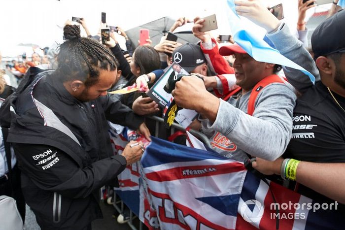 Lewis Hamilton, Mercedes AMG F1 firma un autógrafo para un aficionado 