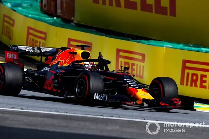 Il vincitore della gara Max Verstappen, Red Bull Racing RB15, nel giro di rientro
