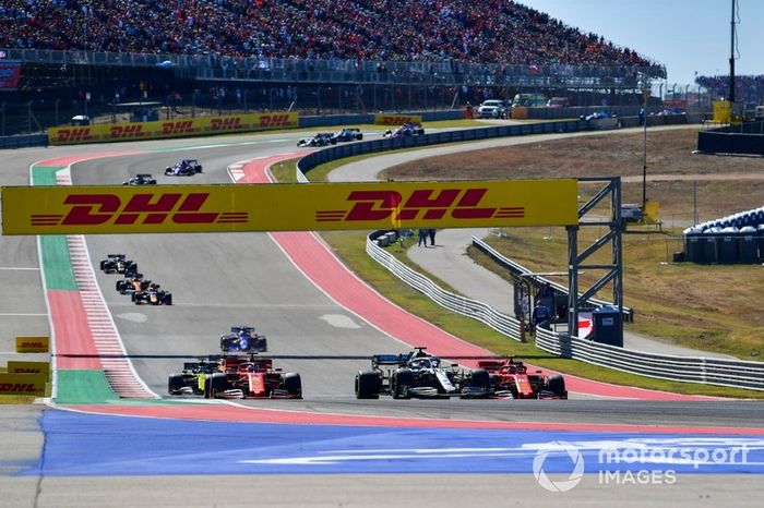 Lewis Hamilton, Mercedes AMG F1 W10, lidera Charles Leclerc, Ferrari SF90 y Sebastian Vettel, Ferrari SF90 