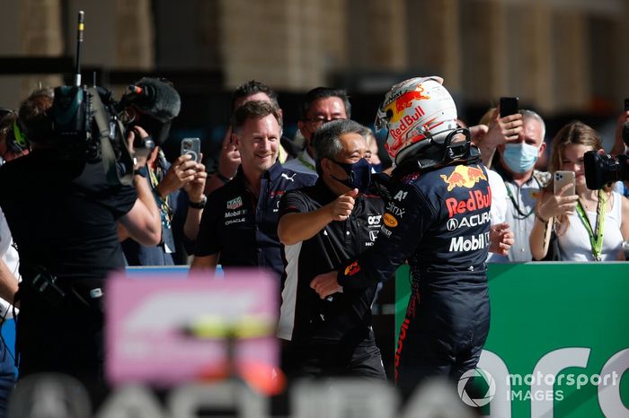 Max Verstappen, Red Bull Racing, 1ª posición, Masashi Yamamoto, Director General de Honda Motorsport, y el equipo Red Bull celebran en el Parc Ferme