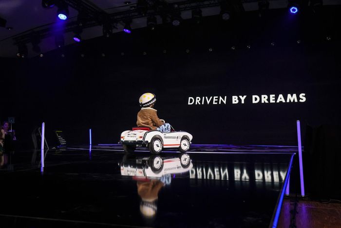 Un niño con un minicoche