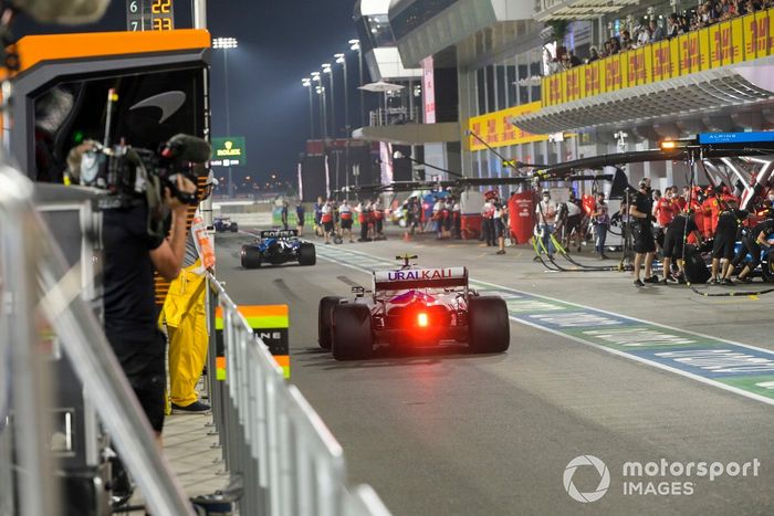 Mick Schumacher, Haas VF-21, en pits