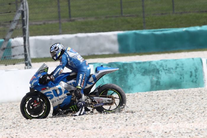 Takuya Tsuda, Team Suzuki MotoGP, evita una caída