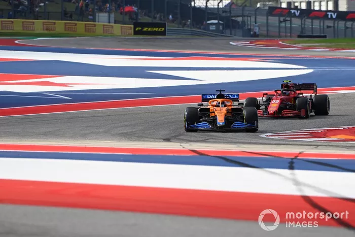 Daniel Ricciardo, McLaren MCL35M, Carlos Sainz Jr., Ferrari SF21