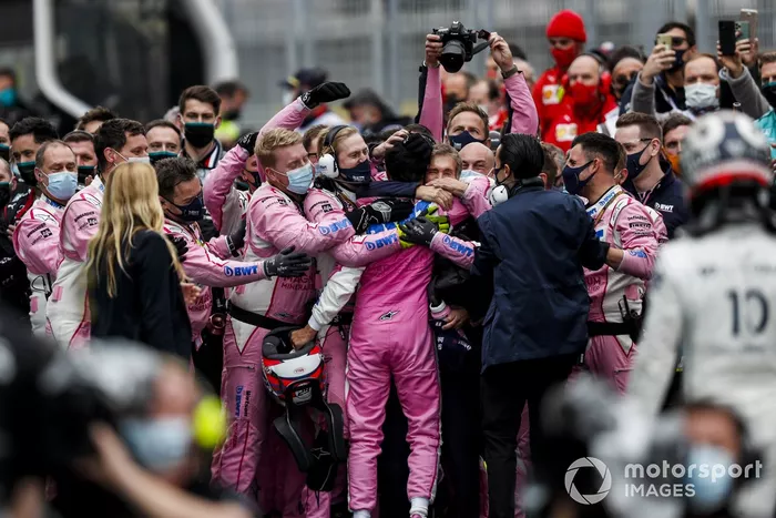 Segundo lugar Sergio Pérez, Racing Point celebra con el equipo en Parc Ferme