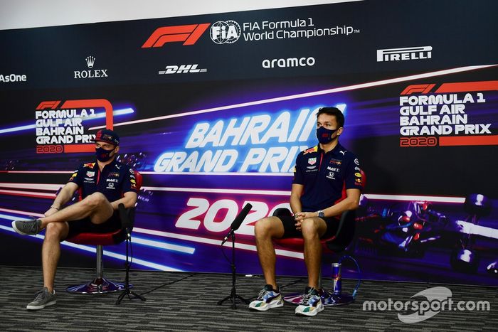 Max Verstappen, Red Bull Racing y Alex Albon, Red Bull Racing en la conferencia de prensa