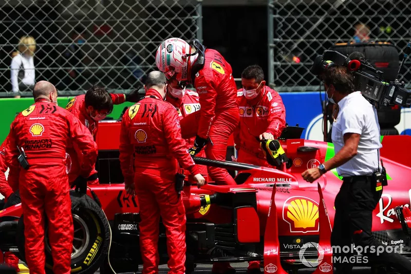 Charles Leclerc, Ferrari SF21, arriva sulla griglia