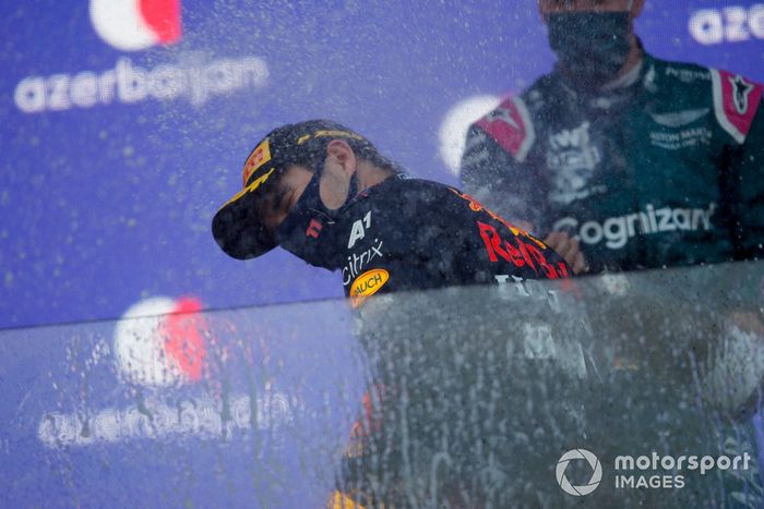 Podio: ganador de la carrera Sergio Pérez, Red Bull Racing