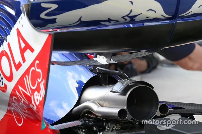 Escape del Scuderia Toro Rosso STR13