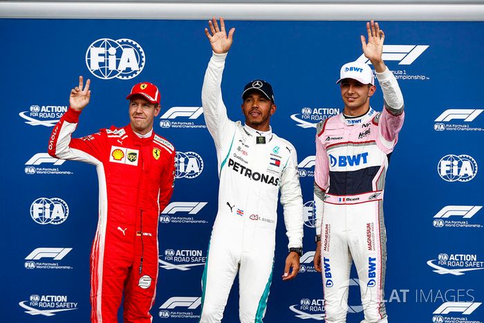 Sebastian Vettel, Ferrari, con Esteban Ocon, Racing Point Force India VJM1, y Lewis Hamilton, Mercedes AMG F1
