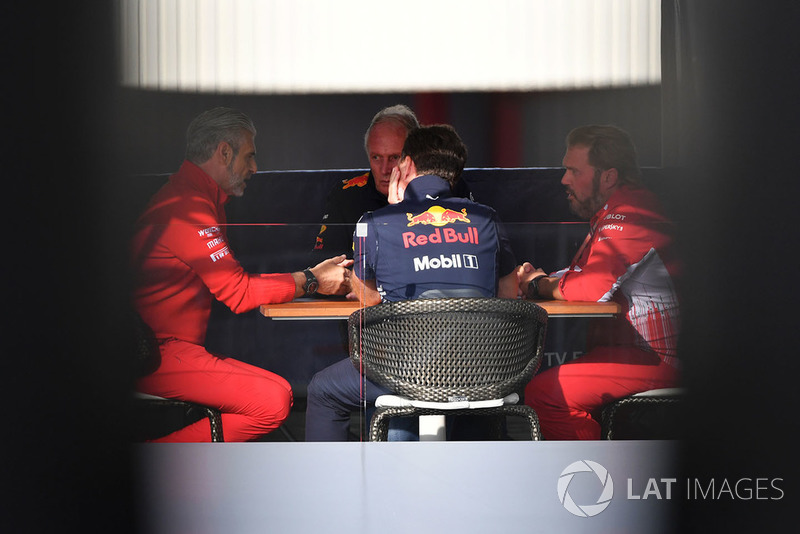 Maurizio Arrivabene, director del equipo Ferrari, Dr. Helmut Marko, consultor de Red Bull Motorsport, Christian Horner, director del equipo Red Bull Racing y Gino Rosato, Ferrari