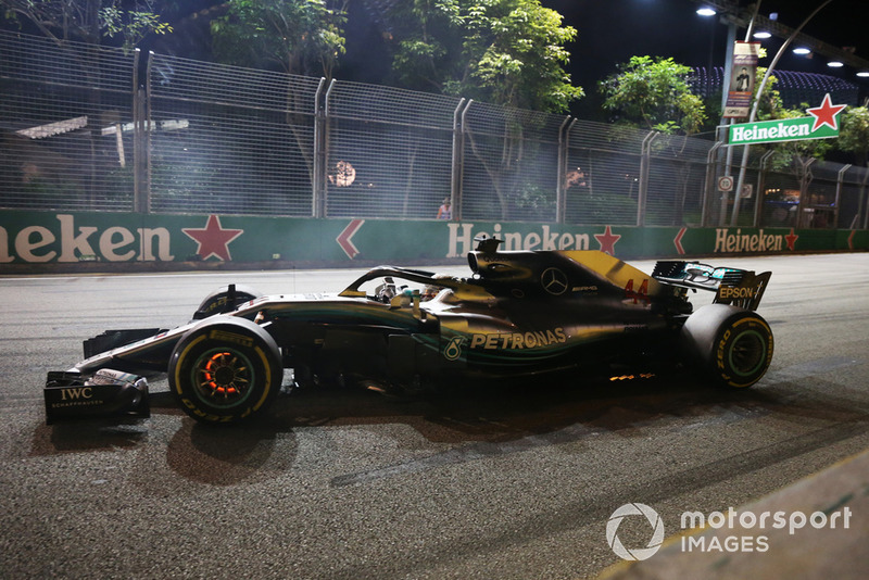Lewis Hamilton, Mercedes AMG F1 W09 EQ Power+, con il disco del freno incandescente
