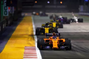 Fernando Alonso, McLaren MCL33, devant Carlos Sainz Jr., Renault Sport F1 Team R.S. 18, et Nico Hulkenberg, Renault Sport F1 Team R.S. 18