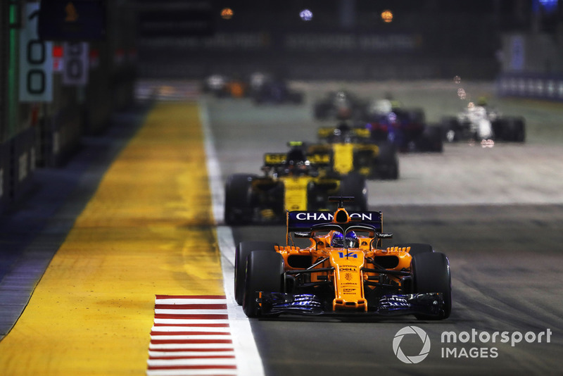 Fernando Alonso, McLaren MCL33, za nim Carlos Sainz Jr., Renault Sport F1 Team R.S. 18, oraz Nico Hülkenberg, Renault Sport F1 Team R.S. 18