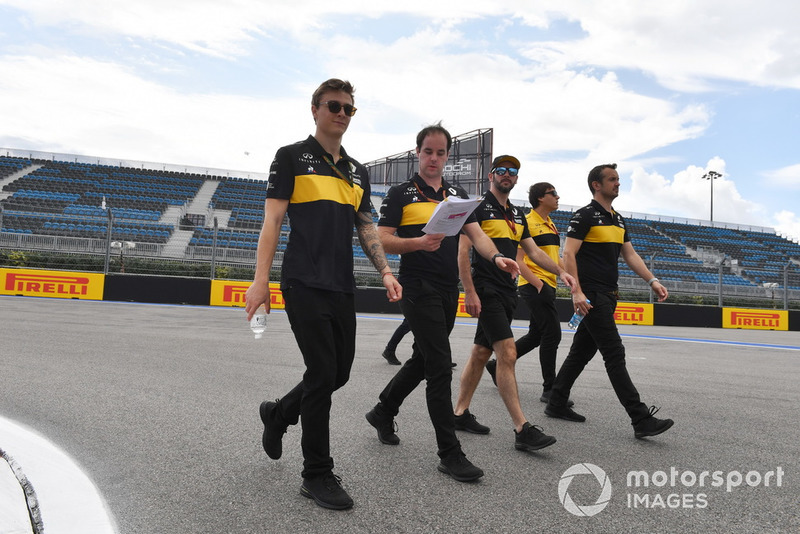 Artem Markelov, Renault Sport F1 Team parcourt la piste à pied
