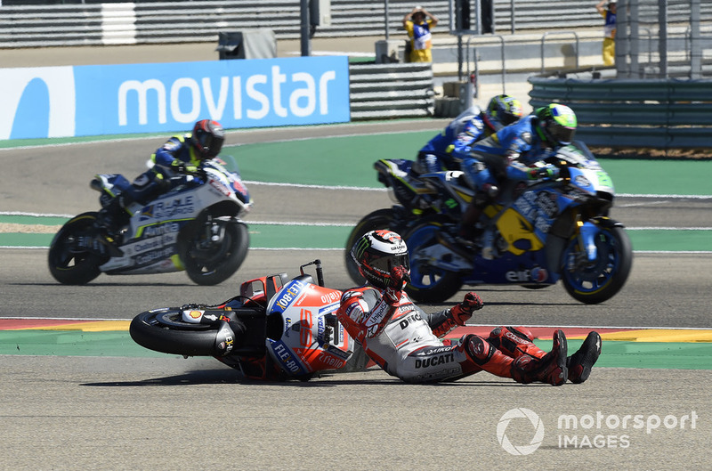 Аварія Хорхе Лоренсо, Ducati Team, у першому повороті гонки в Арагоні