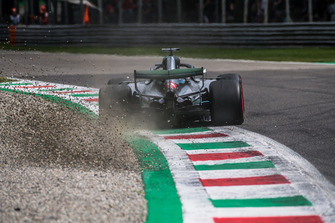 Lewis Hamilton, Mercedes AMG F1 W09 envoie du gravier dans les airs