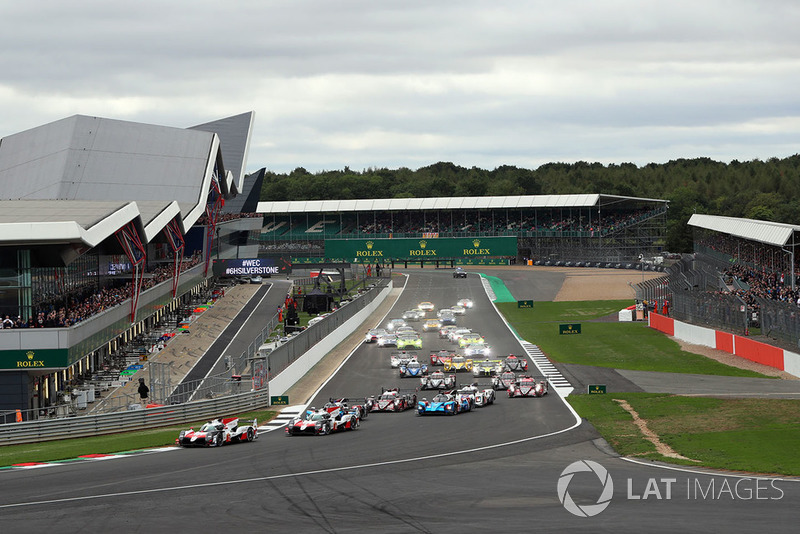 Inicio de la carrera, #7 Toyota Gazoo Racing Toyota TS050: Mike Conway, Kamui Kobayashi, Jose Maria Lopez leads