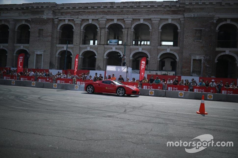 Марк Жене за кермом Ferrari