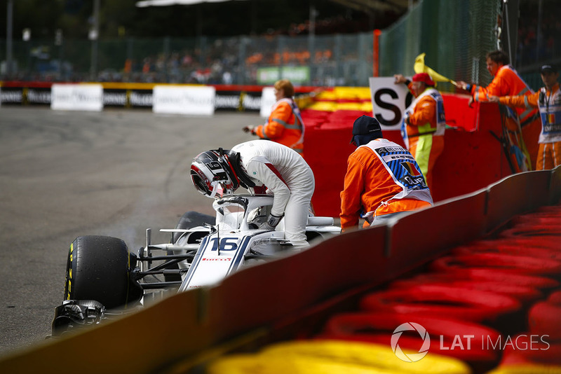 Charles Leclerc, Sauber C37, tras el accidente con Fernando Alonso, McLaren