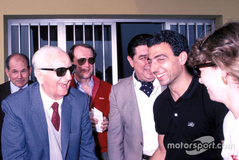 Enzo Ferrari, Michele Alboreto, Ferrari avec sa femme Nadia, lors de la parade des Mille Miglia à l'usine Scaglietti en 1986