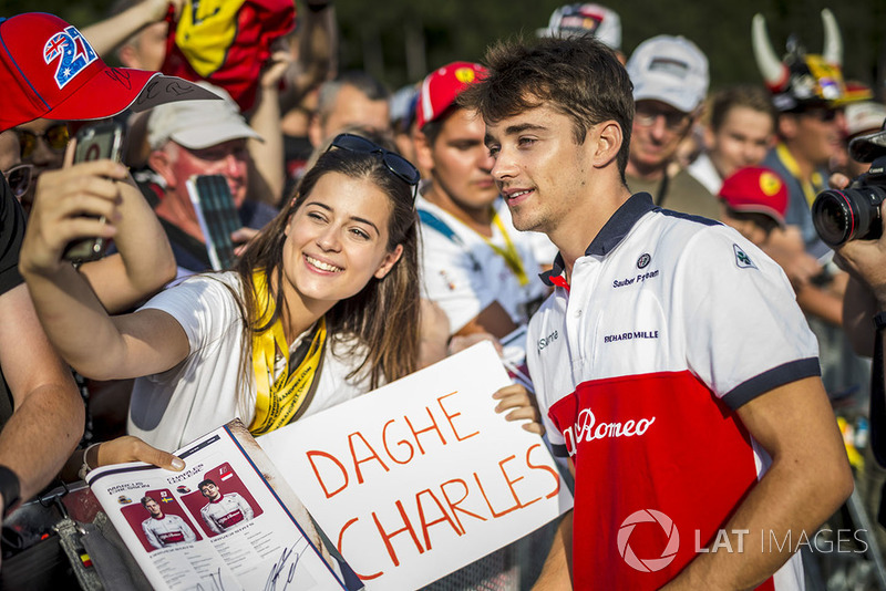 Charles Leclerc, Sauber fans selfie