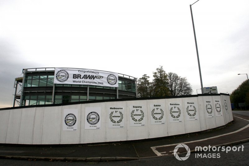 Messaggi di congratulazioni all'ingresso della factory della Brawn GP