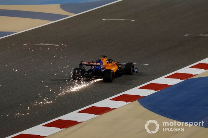 Las chispas del coche dañado de Carlos Sainz Jr, McLaren MCL34