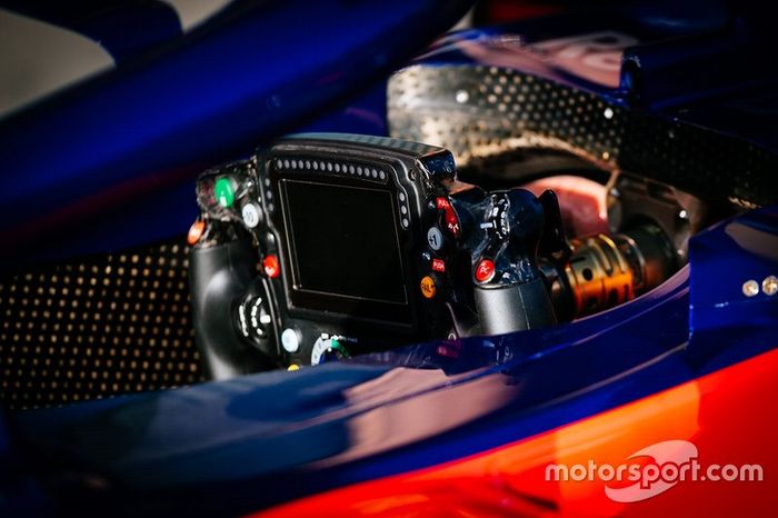 Toro Rosso STR14, detalle del volante de Daniil Kvyat
