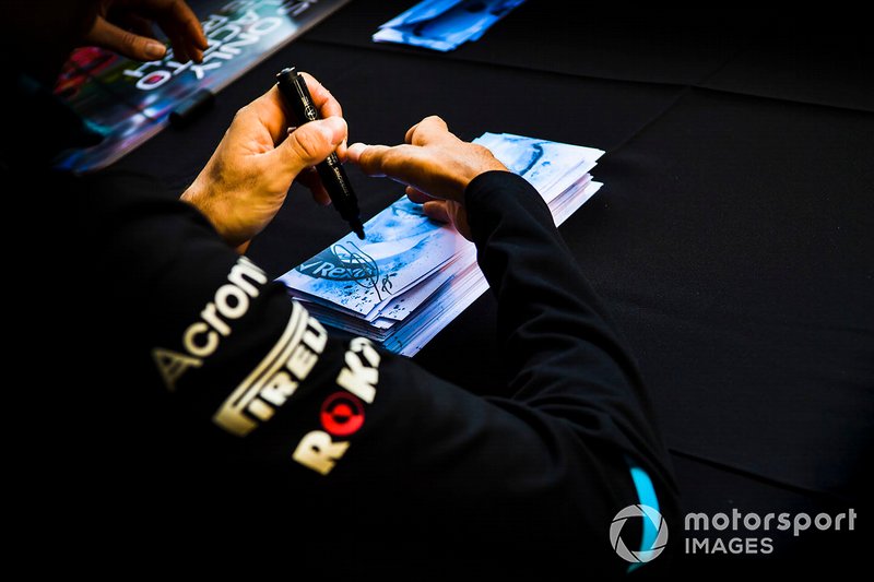 Robert Kubica, Williams Racing firma autógrafos