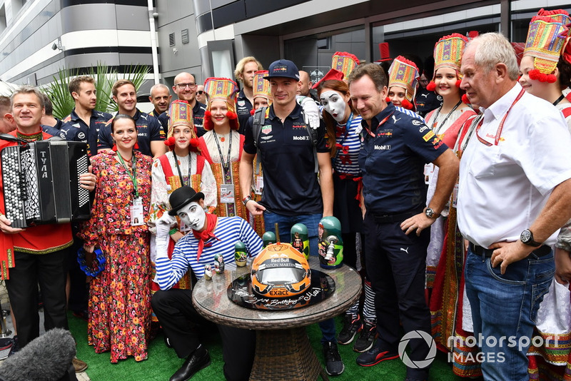Макс Ферстаппен, Red Bull Racing, святкує день народження з Крістіаном Хорнером, керівником Red Bull Racing, Гельмутом Марко, радником Red Bull