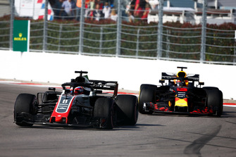 Romain Grosjean, Haas F1 Team VF-18 ve Daniel Ricciardo, Red Bull Racing RB14