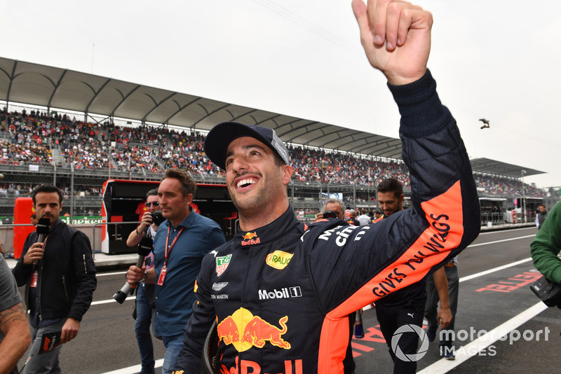 Il poleman Daniel Ricciardo, Red Bull Racing, festeggia nel parco chiuso