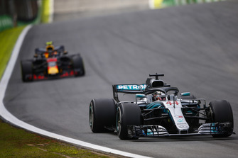 Lewis Hamilton, Mercedes AMG F1 W09, Max Verstappen, Red Bull Racing RB14.