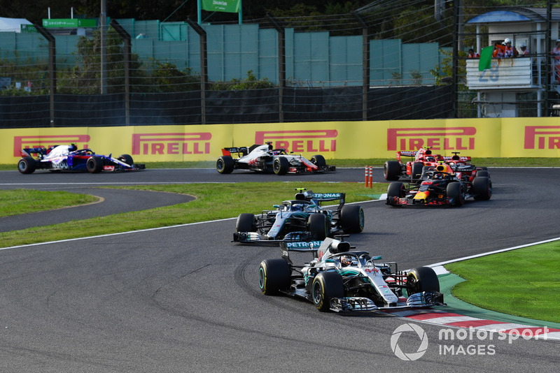 Lewis Hamilton, Mercedes-AMG F1 W09 precede Valtteri Bottas, Mercedes-AMG F1 W09
